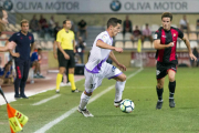 Pere Milla controla un balón en banda en un momento del partido en Reus.-ÁREA 11