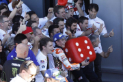 Marc Márquez celebra el título mundial con su equipo.-MIGUEL LORENZO