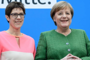 Merkel (derecha) y Kramp-Karrenbauer, en su rueda de prensa conjunta en Berlin, tras la reunión de la ejecutiva de la CDU, el 19 de febrero.-EFE / CLEMENS BILAN