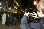 La cofradía de las Caídas de Jesús desarrolló  ayer a partir de las 19.30 horas de la tarde su tradicional procesión Vía Crucis de Penitencia. A esa hora, aproximadamente, partieron de la Concatedral de San Pedro Apóstol. A lo largo del trayecto por el centro de la ciudad, el formador del Seminario Diocesano Rubén Tejedor realizó una breve plática conmemorativa de las tres caídas de Jesús. Esta cofradía se fundó en 1955 y cuenta con un paso procesional de 1892 realizado en Barcelona.