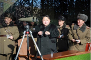 El líder norcoreano Kim Jong-un observa un concurso de artillería militar en Corea del Norte, en una imagen facilitada el martes día 5.-EFE