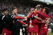 Los jugadores del Numancia celebran el segundo gol de Pedraza.-MIGUEL ÁNGEL SANTOS