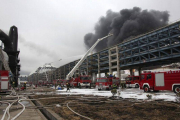 Los bomberos apagan las llamas de la química Dragon Aromatics.-Foto: CHINA STRINGER NETWORK / REUTERS