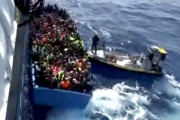 Imagen del rescate del barco en cuya bodega se encontraron los cadáveres.-REUTERS TV/REUTERS