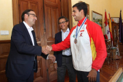 El piragüista Diego Cosgaya, medalla de plata en el Mundial 2015 celebrado en Italia, junto a alcalde de Palencia, Alfonso Polanco (I) y al concejal de Deportes, Facundo Pelayo (C)-Ical