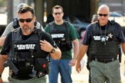 Agentes de policía llegan a la escena de un tiroteo en Orlando (Florida, EEUU).-REUETERS / STEVE NESIUS