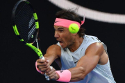 Nadal devuelve una bola, en Melbourne.-AFP / GREG WOOD