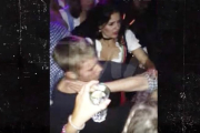 Momento en el que Justin Bieber es agredido por un cliente en la discoteca 'Heart'.-YOUTUBE
