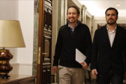 Pablo Iglesias y Alberto Garzón en el Congreso de los Diputados.-AGUSTÍN CATALÁN