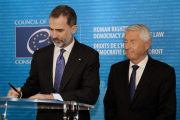 Felipe VI, junto al secretario general del Consejo de Europa, Thorbjorn Jagland, firma en el libro de honor de este organismo en Estrasburgo.-EFE