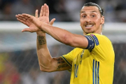 El delantero Zlatan Ibrahimovic en una acción con Suecia durante la pasada Eurocopa.-EFE / PETER POWELL