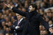 Mauricio Pochettino dirige desde la banda a su equipo.-REUTERS / PETER CZIBORRA