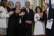 El ministro de Hacienda, Cristobal Montoro, junto a la vicepresidenta del Gobierno, Soraya Saenz de Santamaria-EFE / EMILIO NARANJO