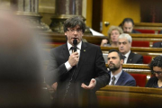 Intervención del 'president' Carles Puigdemont en el Parlament tras la suspensión de la Conselleria de Exteriors.-ACN / FOTO: FERRAN SENDRA