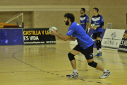 Sevillano, jugador-entrendor del Río Duero Soria de voleibol.-VALENTÍN GUISANDE