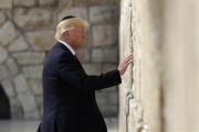 Donald Trump en el muro de Las Lamentaciones.-Evan Vucci