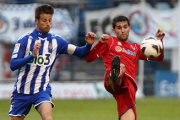 El numantino Antonio Tomás con el delantero de la Ponferradina Mayor. / Área 11-