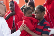 Primeros auxilios a los integrantes de una patera arribada al puerto de Motril, en Granada.-MIGUEL PAQUET (EFE)