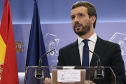 El presidente del PP, Pablo Casado, en la rueda de prensa del Congreso de los Diputados.-EFE / J. J. GUILLÉN