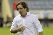 El entrenador del Numancia, Juan Antonio Anquela, durante un partido en Los Pajaritos. / DIEGO MAYOR-