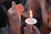 Un hombre enciende una vela por las víctimas del tiroteo en Ohio.-GETTY IMAGES NORTH AMERICA