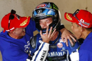 Pol Espargaró abraza a Alex Lowes ante la mirada de Katsuyuki Nakasuga.-YAMAHA MEDIA PRESS