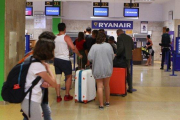 Mostradores de Ryanair en el aeropuerto de Gerona.-