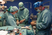 Médicos en plena operación-MANUEL CASTELLS