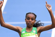 La etíope Almaz Ayana, entrando vencedora en los 10.000 metros, primera final de atletismo en los Juegos 2016.-AFP / PEDRO UGARTE