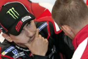 Jorge Lorenzo dialoga con Casey Stoner, en Cheste.-EFE / MANUEL BRUQUE
