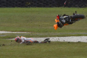 Espectacular caída de Marc Márquez en los entrenamientos del GP de Australia del 2016.-AFP / PAUL CROCK