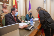 Benito Serrano, María José Jiménez junto  a Esther Pérez, en el pleno de ayer. MARIO TEJEDOR