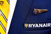 Imagen de la insignia de Ryanair en el uniforme de un tripulante de cabina.-FRANCOIS LENOIR (REUTERS)