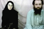 La pareja compuesta por Joshua Boyle y Caitlan Coleman, secuestrada por los talibanes, en vídeo del 2013.-AP / FAMILIA COLEMAN