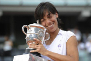 Schiavone, con el trofeo de ganadora de Roland Garros, en el 2010.  Schiavone, con el trofeo de ganadora de Roland Garros, en el 2010-AFP