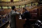 El socialista Antonio Hernando (izquierda) y el popular Rafael Hernando conversan en el hemiciclo del Congreso.-JOSE LUIS ROCA