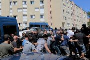 La policía de Córcega  intenta evitar que los manifestantes entren en el barrio de Lupino, lugar donde habita una importante comunidad magrebí.-AFP / PASCAL POCHARD-CASABIANCA