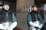 Agentes de la Guardia Civil custodian la sede de la empresa pública Aguas de las Cuencas Mediterráneas (Acuamed), en Madrid, durante el registro de las dependencias.-EFE / VÍCTOR LERENA