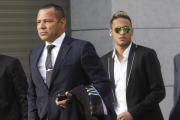 Neymar y su padre, en febrero del 2016, a su llegada a la Audiencia Nacional.-AGUSTIN CATALAN