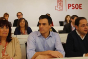 Pedro Sánchez, en el centro, durante el comité federal de los socialistas, este lunes.-AGUSTÍN CATALÁN