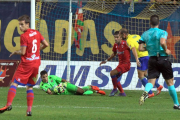 Munir detiene un balón en una de las acciones ofensivas del Cádiz.-ÁREA 11