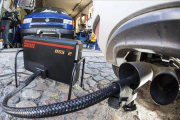 Prueba de emisiones de gases de un vehículo de Volkswagen.-EFE / PATRICK PLEUL