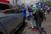 Manifestantes con banderas de Nicaragua participan en una marcha llamada La Marcha de las Banderas  contra el gobierno del presidente Daniel Ortega.-JORGE TORRES (EFE)