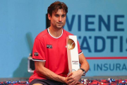 David Ferrer, con el trofeo que lo acredita como ganador del torneo de Viena.-EFE / THOMAS HAUMER