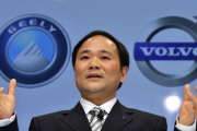 Li Shufu, presidente de Geely Group y de Volvo Cars, el pasado mes de marzo, tras firmar la compra de la marca sueca.-/ WU WEI (AP)