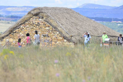 Visitantes en el yacimiento de Numancia en una imagen de archivo. / ÁLVARO MARTÍNEZ-