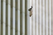 Imagen de un hombre cayendo desde el World Trade Center el 11 de septiembre del 2001, conocida como 'The Falling Man'.-AP / RICHARD DREW