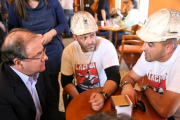 El presidente de la Junta y candidato a la reelección sentado con dos mineros en la cafetería del hotel para negociar.-Ical