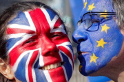 Dos activistas con las caras pintadas con la bandera británica y la de la Unión Europea participan en una manifestación contra el  brexit en Bruselas.-EFE / OLIVIER HOSLET