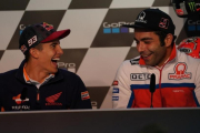 Marc Márquez bromea con el italiano Danilo Petrucci en la conferencia de prensa de hoy en Sachsenring (Alemania).-ALEJANDRO CERESUELA